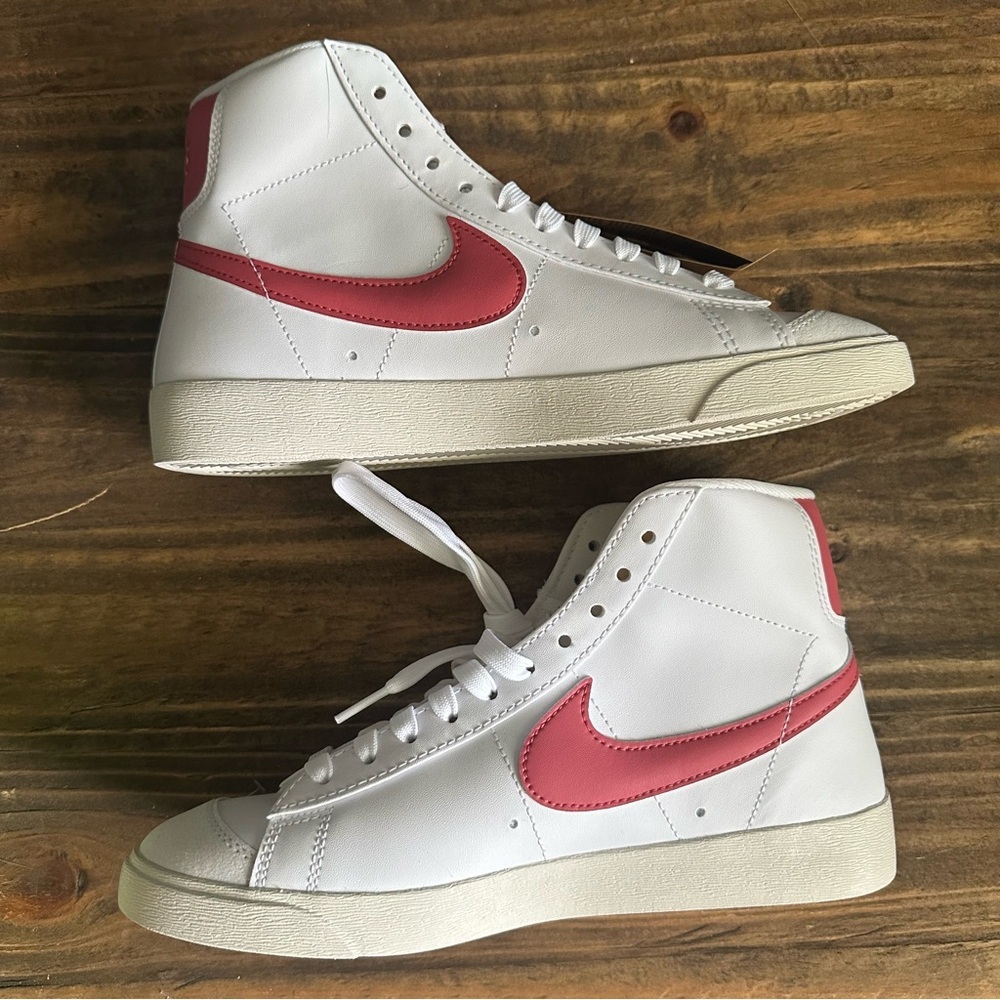 NEW Women’s Nike Blazer Mid ‘77 In White/Red Stardust Size 9